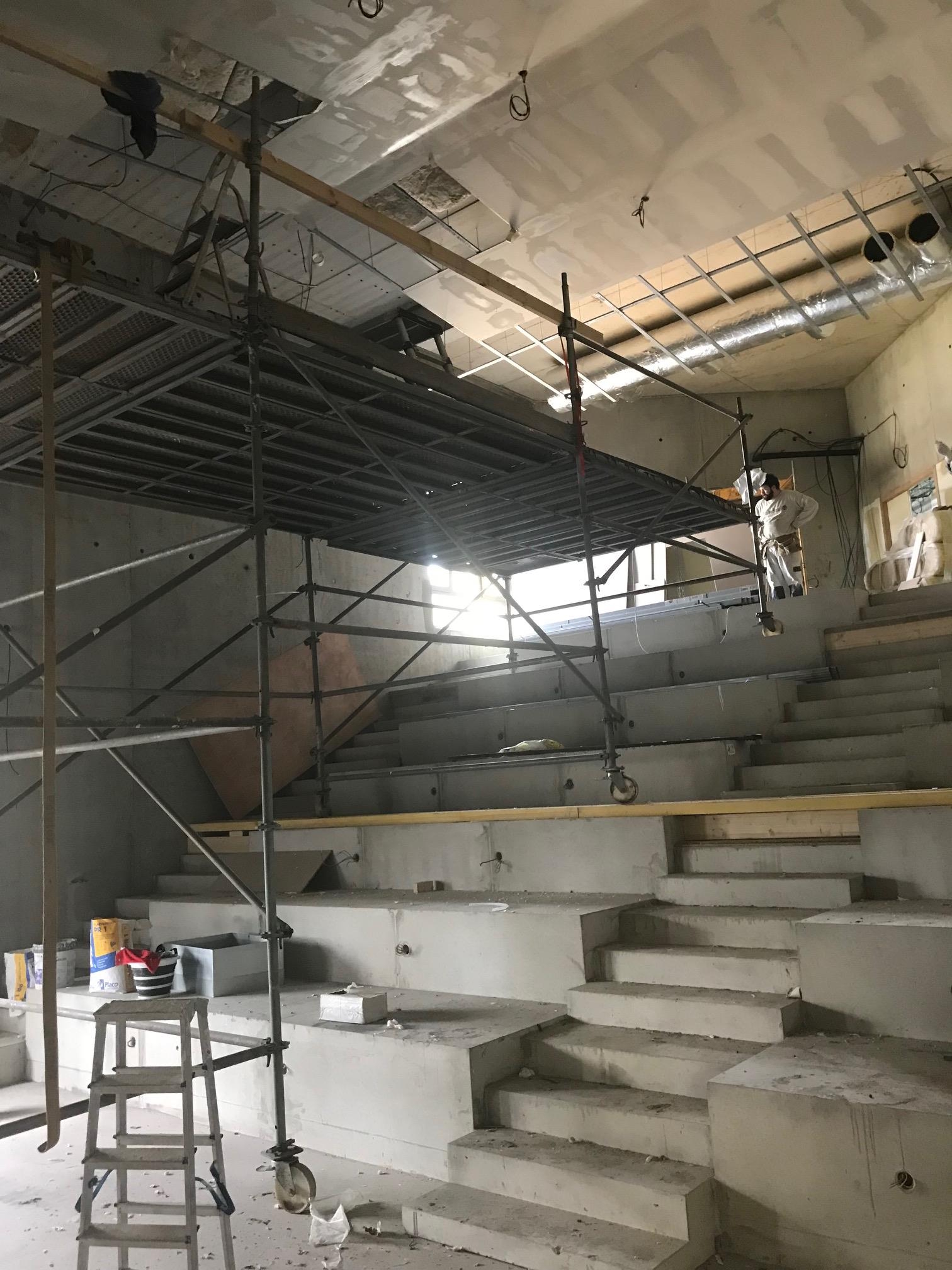 Plafond acoustique amphithéâtre
